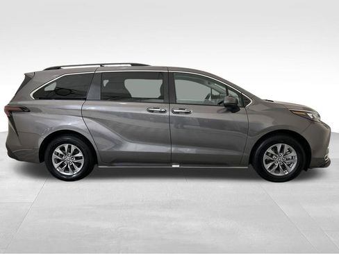 Used 2024 Toyota Sienna XLE image 6