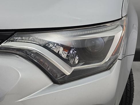 Used 2018 Toyota RAV4 XLE image 31