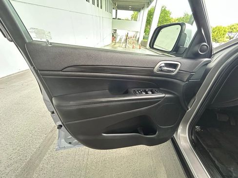 Used 2019 Jeep Grand Cherokee Laredo image 40