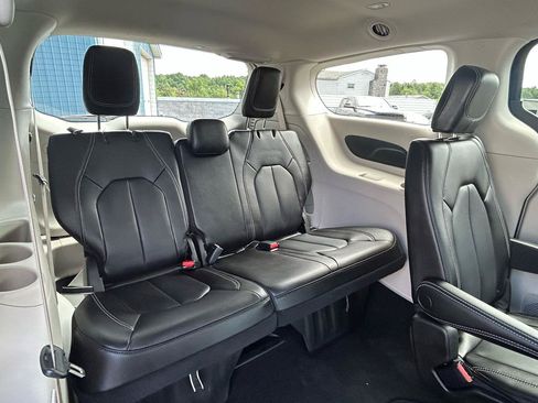 Used 2023 Chrysler Pacifica Touring-L FWD image 24