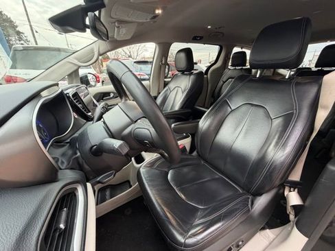 Used 2022 Chrysler Pacifica Touring-L FWD image 10
