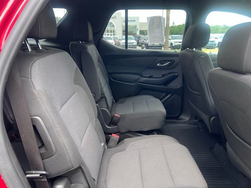 Used 2022 Chevrolet Traverse LT FWD image 9