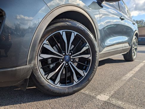 Used 2022 Ford Escape SE w/ SE Sport Appearance Package image 32