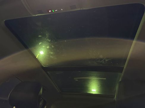 Used 2021 Volkswagen Tiguan SE w/ Panoramic Sunroof Package image 23