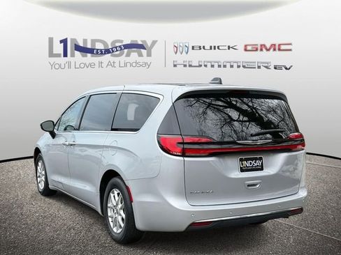 Used 2024 Chrysler Pacifica Touring-L FWD image 4