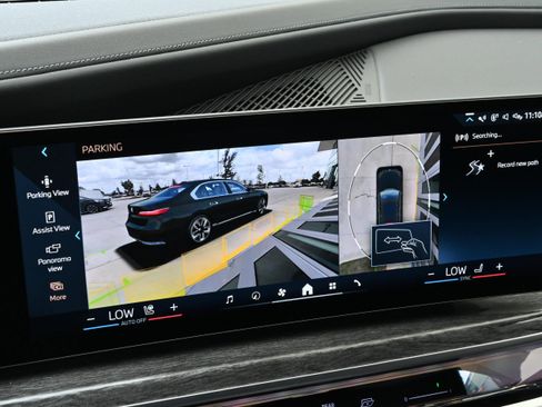 Certified 2024 BMW i7 eDrive50 w/ Executive Package RWD image 31