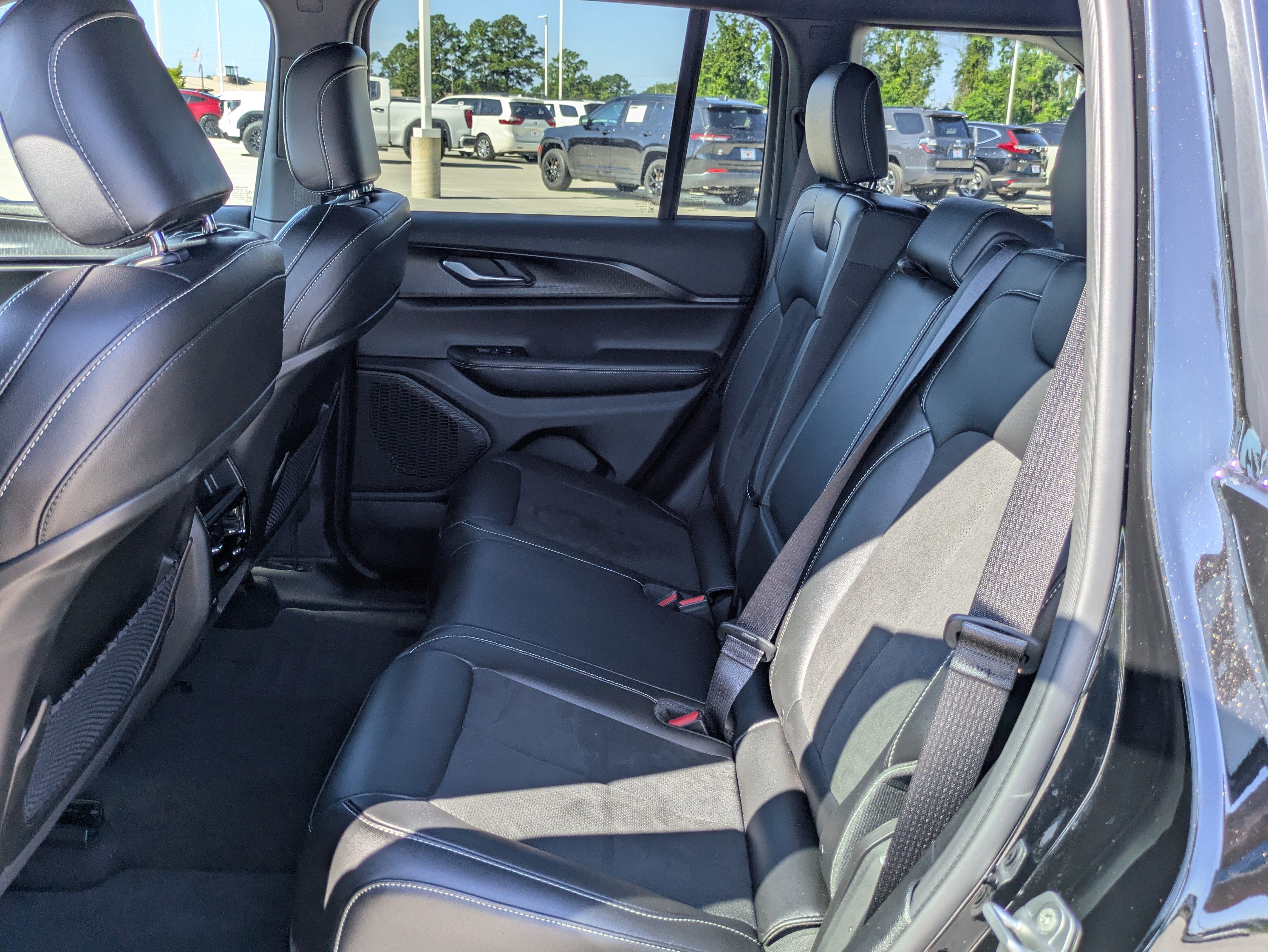 Used 2025 Jeep Grand Cherokee Altitude AWD/4WD image 13