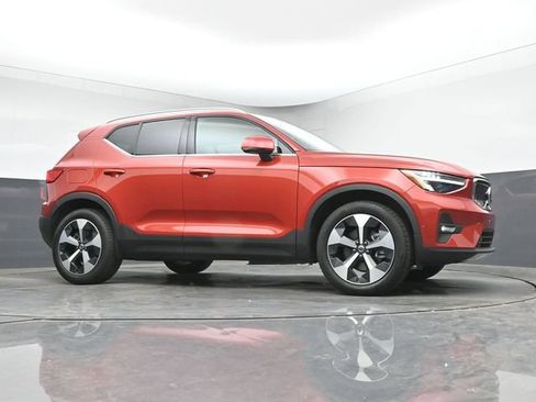 Used 2025 Volvo XC40 B5 Plus AWD/4WD image 34