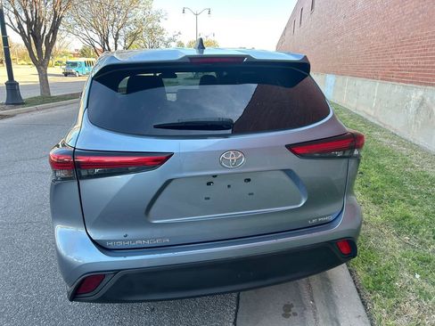 Used 2022 Toyota Highlander LE image 3