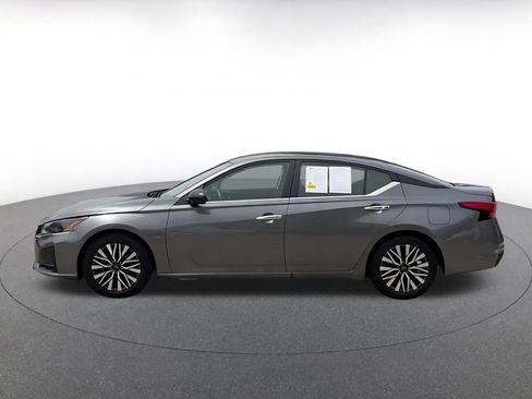 Used 2025 Nissan Altima 2.5 SV FWD image 9