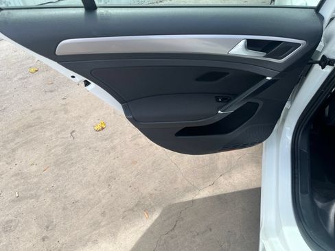 Used 2016 Volkswagen e-Golf SE FWD image 13