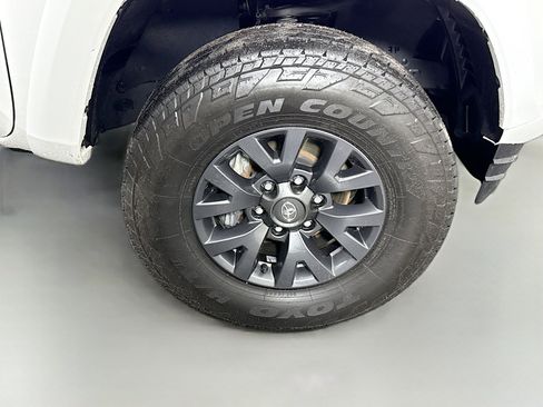 Used 2022 Toyota Tacoma SR5 w/ Technology Package RWD image 31