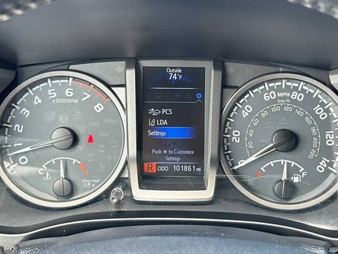 Used 2018 Toyota Tacoma TRD Sport image 27