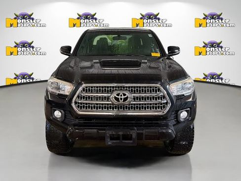 Used 2017 Toyota Tacoma TRD Sport AWD/4WD image 2