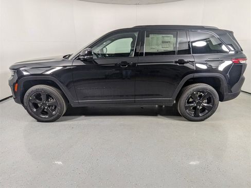 New 2025 Jeep Grand Cherokee Altitude image 4