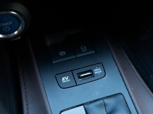 Used 2021 Toyota Venza Limited image 34