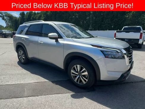 Used 2025 Nissan Pathfinder SL FWD image 2