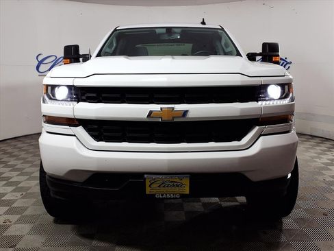 Used 2018 Chevrolet Silverado 1500 Custom w/ Custom Value Package image 3