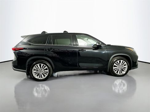 Used 2023 Toyota Highlander Platinum image 8
