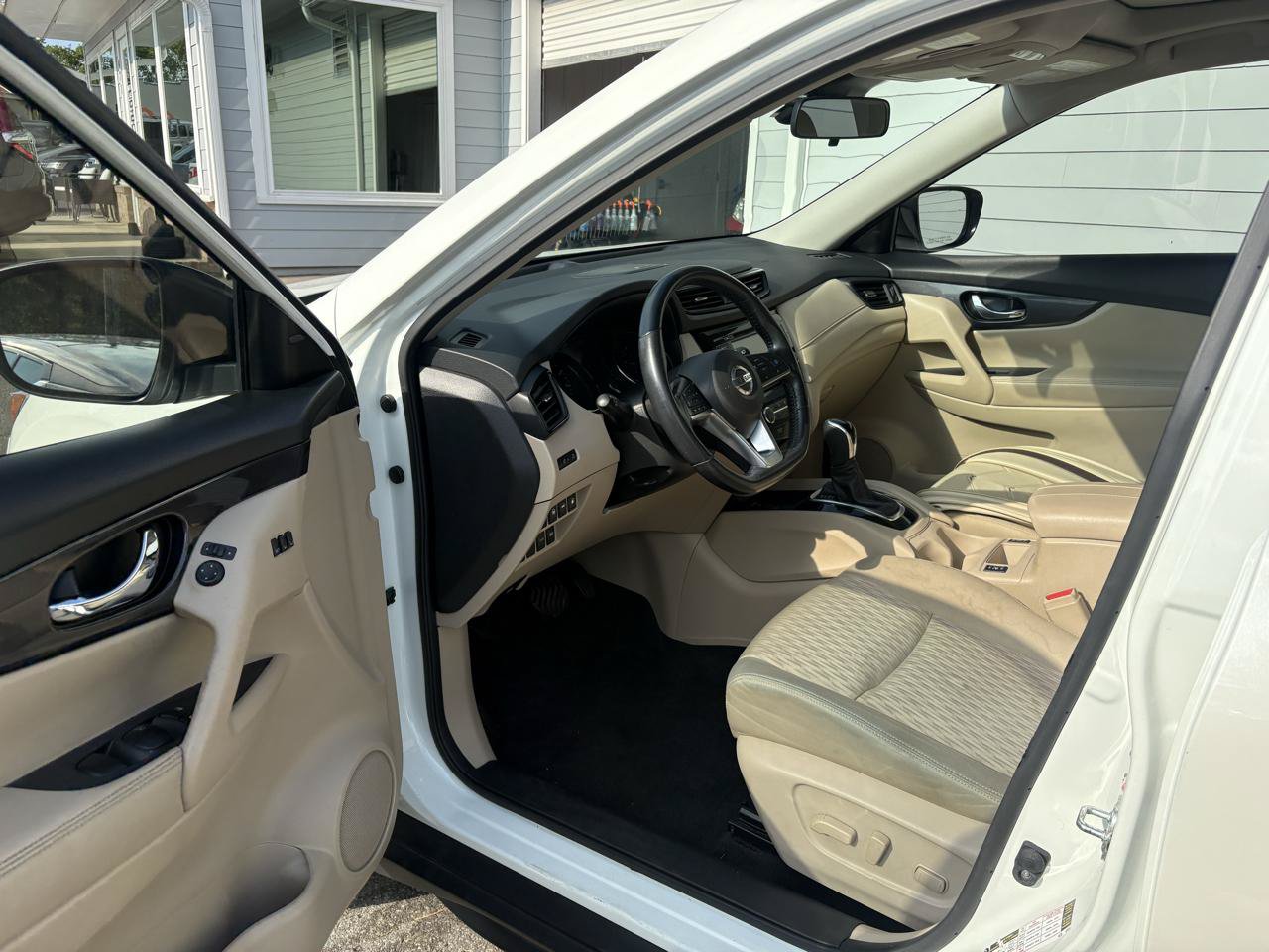 Used 2019 Nissan Rogue SV w/ Sun & Sound Touring Package FWD image 10