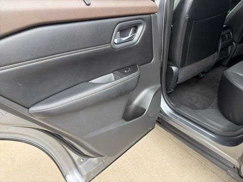 Used 2023 Nissan Rogue SV w/ SV Premium Package image 11