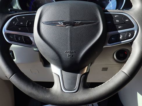 Used 2023 Chrysler Pacifica Touring-L image 61