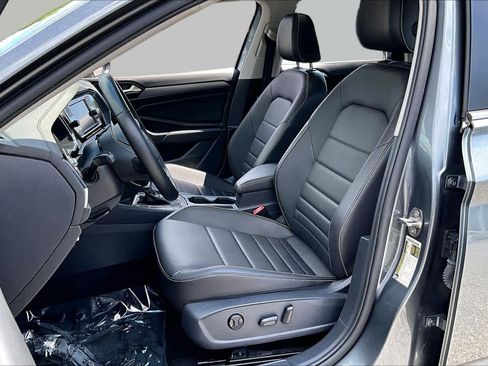 Used 2024 Volkswagen Jetta SE FWD image 8