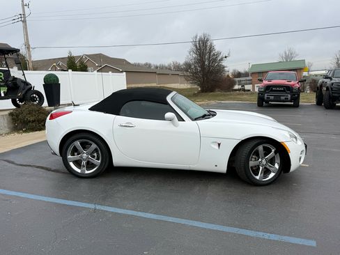 Used 2008 Pontiac Solstice Convertible w/ Preferred Package image 2