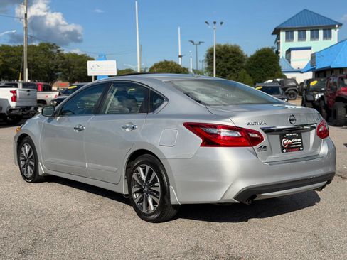 Used 2016 Nissan Altima 2.5 SV w/ Convenience Package FWD image 9