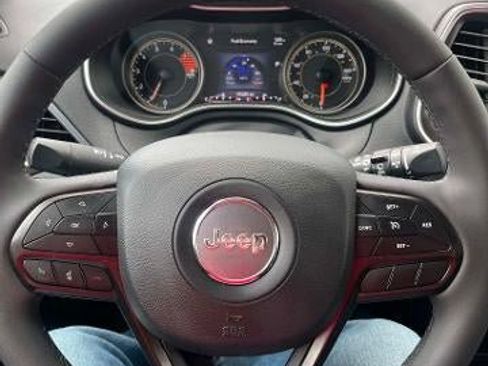 Used 2022 Jeep Cherokee Trailhawk w/ Comfort/Convenience Group AWD/4WD image 12