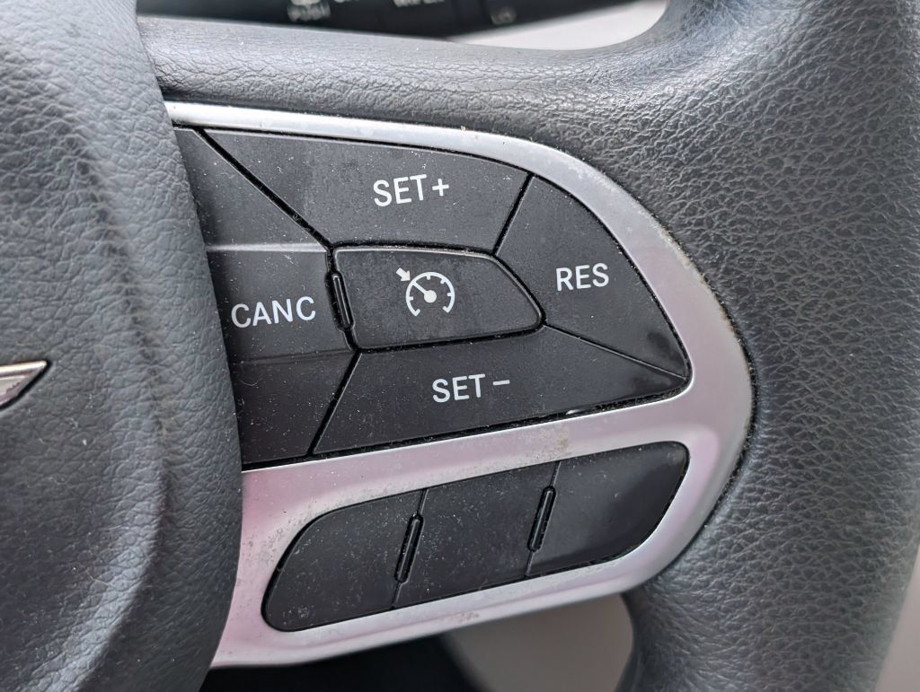 Used 2017 Chrysler Pacifica Touring FWD image 14