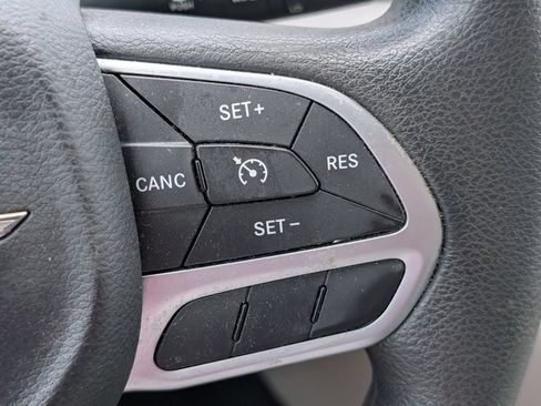Used 2017 Chrysler Pacifica Touring FWD image 14