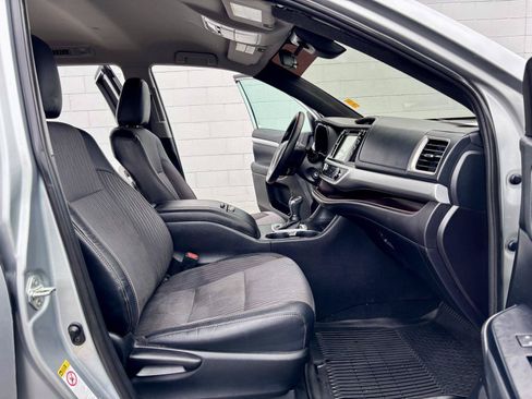 Used 2019 Toyota Highlander Plus w/ Carpet Mat Package (TMS) AWD/4WD image 7