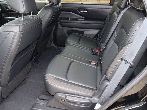 Used 2023 Nissan Pathfinder SL w/ Black Appearance Package FWD image 5