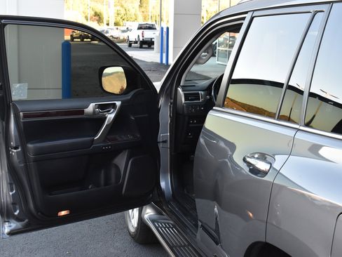 Used 2018 Lexus GX 460 image 15