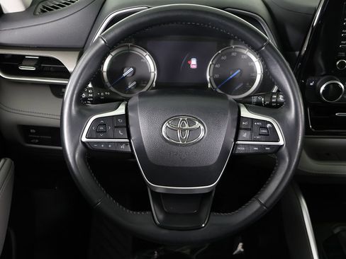 Used 2022 Toyota Highlander XLE AWD/4WD image 44