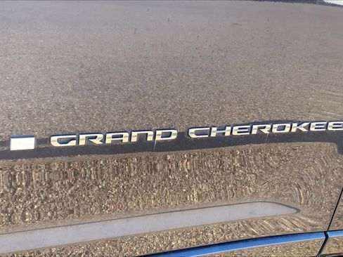 Used 2023 Jeep Grand Cherokee Overland AWD/4WD image 10