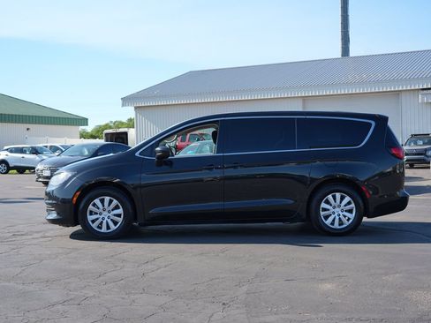 Used 2020 Chrysler Voyager L FWD image 6