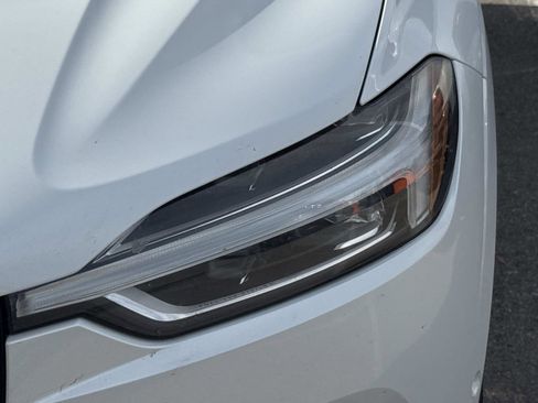 Used 2018 Volvo XC60 T6 Momentum w/ Vision Package image 11