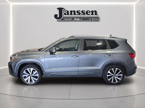 Used 2022 Volkswagen Taos SE FWD image 2