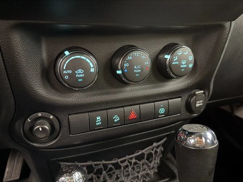 Used 2015 Jeep Wrangler Unlimited Rubicon w/ Connectivity Group AWD/4WD image 17