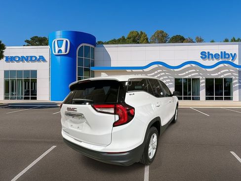 Used 2024 GMC Terrain SLE image 8