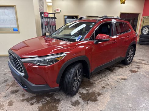 Used 2022 Toyota Corolla Cross XLE w/ Convenience Package image 3