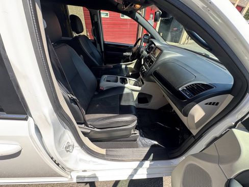 Used 2019 Dodge Grand Caravan SXT FWD image 25