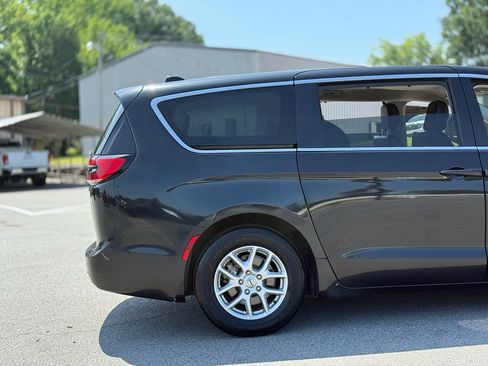 Used 2023 Chrysler Pacifica Touring-L FWD image 9