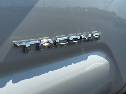 Used 2021 Toyota Tacoma TRD Sport w/ Technology Package AWD/4WD image 14