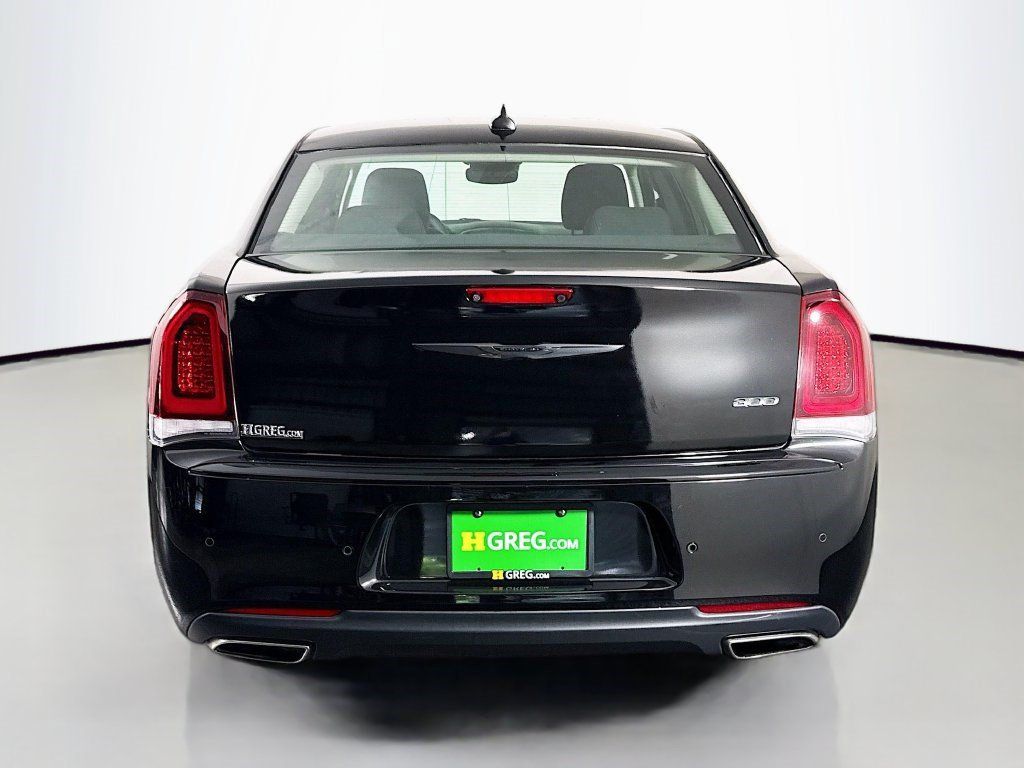 Used 2023 Chrysler 300 Touring w/ Safetytec Plus Group RWD image 8