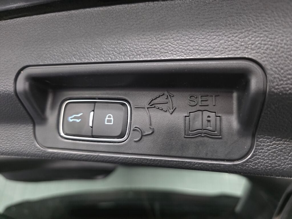 Used 2023 Ford Explorer Platinum AWD/4WD image 25