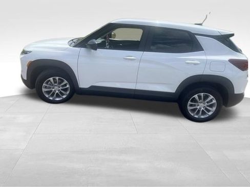Used 2024 Chevrolet TrailBlazer LS w/ LS Convenience Package FWD image 3