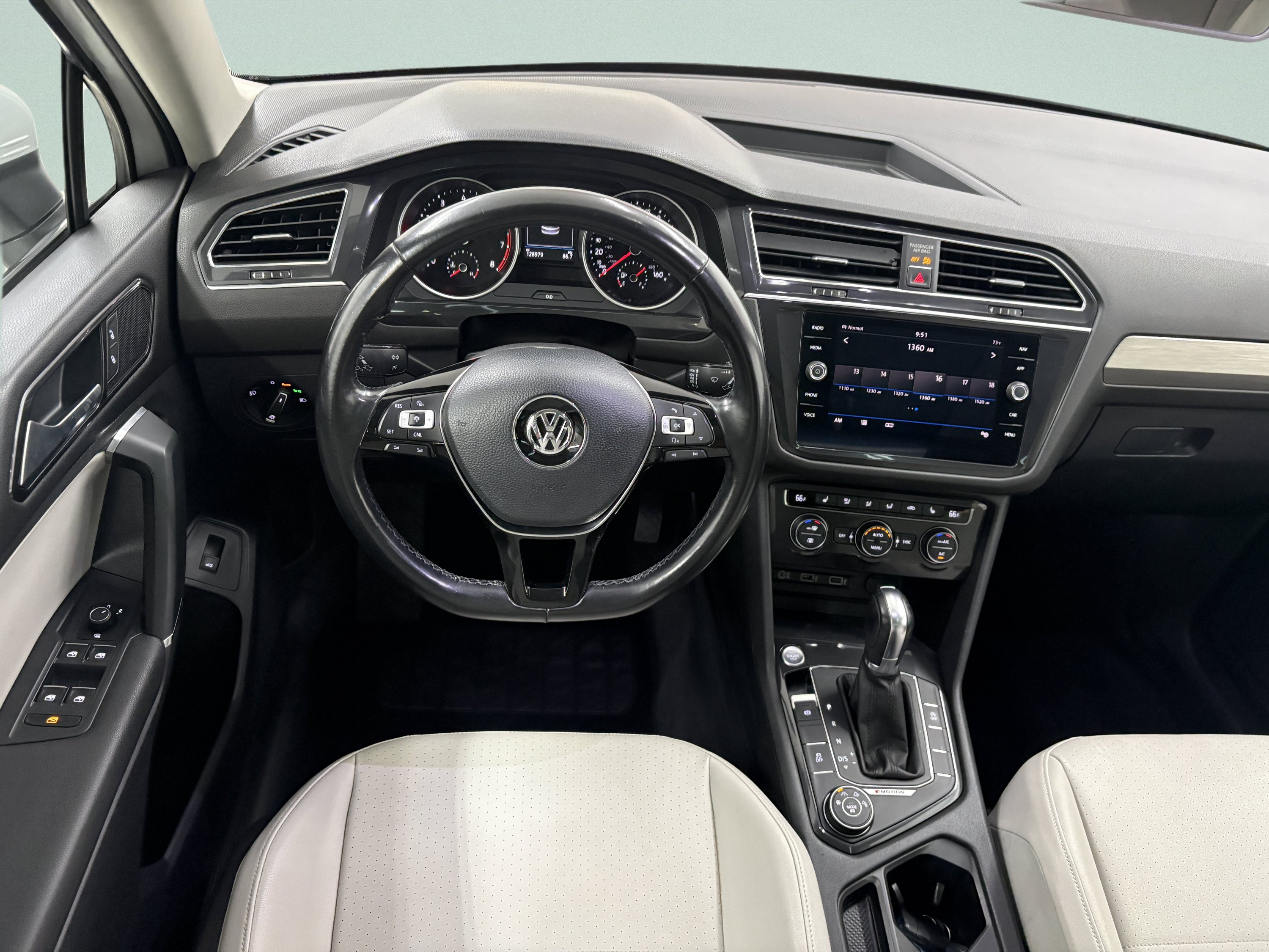 Used 2018 Volkswagen Tiguan SEL AWD/4WD image 11